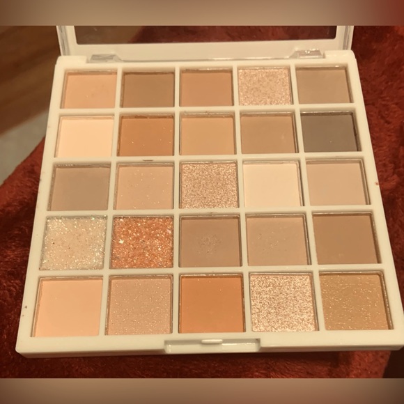 K’Apeine 25 color eye shadow. - Picture 2 of 2